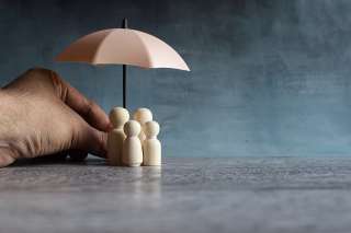 Foto: Spielsteine unter Regenschirm