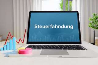 Foto: Aufgeklappter Laptop mit Schriftzug Steuerfahndung